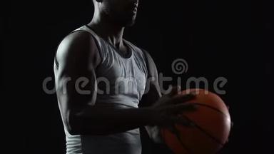 拉丁篮球员检查和接球黑色，自我发展